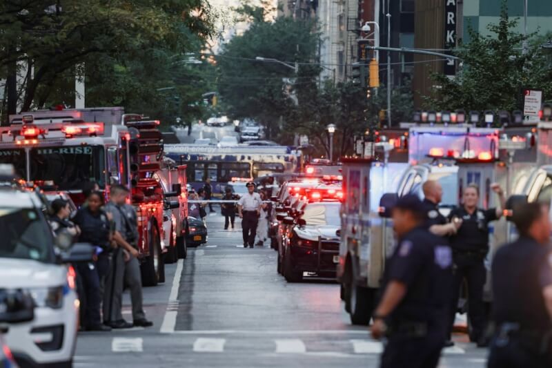 紐約曼哈頓28日發生槍擊案,警方封鎖街道。(路透社)