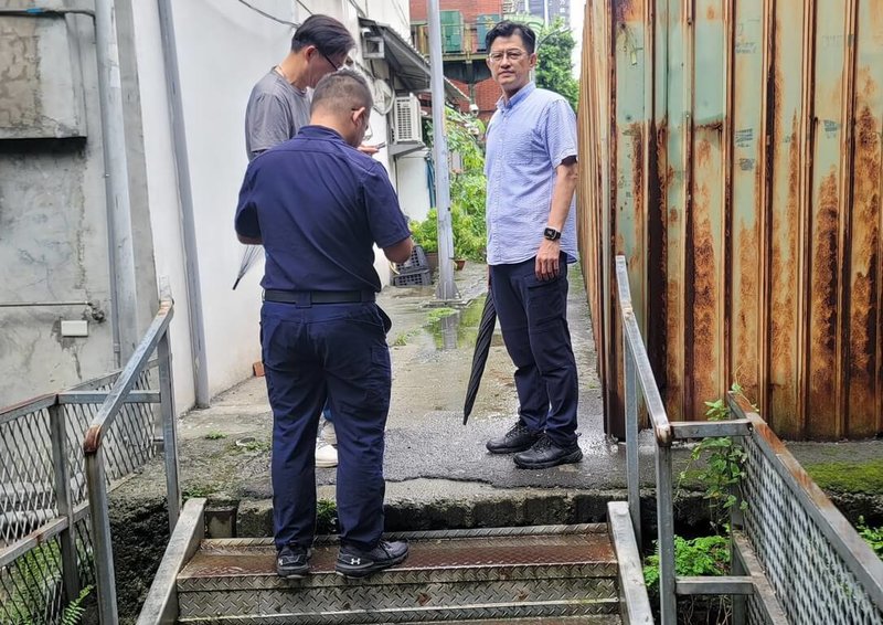新北市新莊區驚傳箱屍案，警方29日表示，已組成專案小組循線追查，目前尚未查出死者身分，另通報市府警察局刑事警察大隊、鑑識中心到場支援，並報請新北檢指揮偵辦。（警方提供）中央社記者黃旭昇新北市傳真  114年7月29日