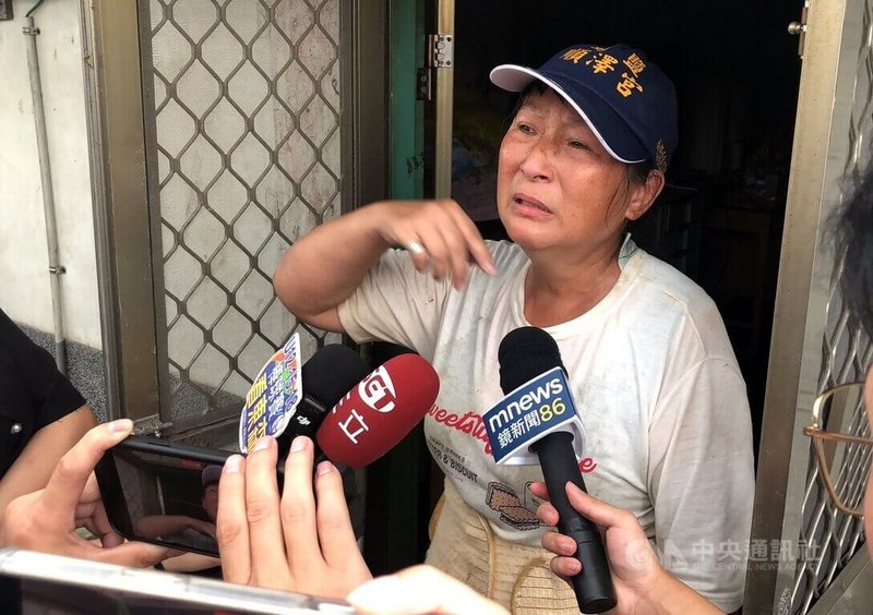 行政院長卓榮泰29日視察嘉義縣朴子市荷苞嶼佳禾橋排水整治,並聽取當地災民心聲。霍姓災民在接受媒體記者採訪時忍不住哭訴,每次淹水都像摧毀家園,「請政府幫幫我們」。中央社記者黃國芳攝 114年7月29日