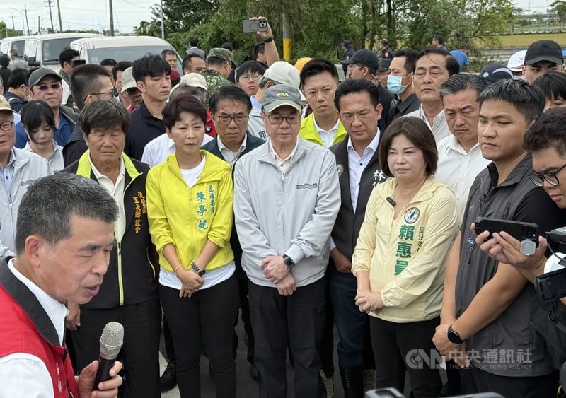 行政院長卓榮泰(前中)29日在台南市長黃偉哲(2排綠外套者)等人陪同下,視察後壁區菁長橋排水整治情形。中央社記者董俊志攝 114年7月29日