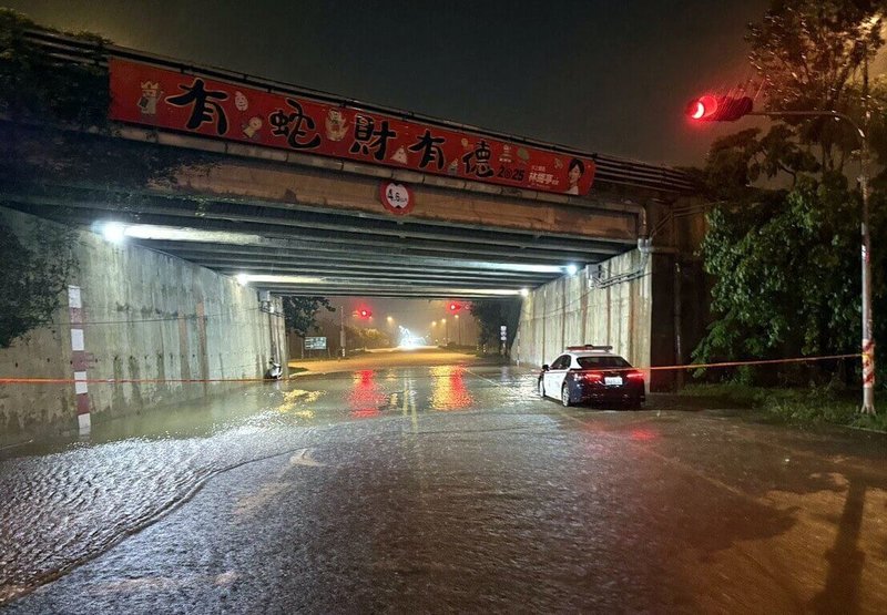 台82線中和交流道銜接的嘉175線29日晚間因大雨排水不及造成積水,警方獲報前往緊急封閉道路,避免用路人誤闖受困。(嘉義縣政府提供)中央社記者黃國芳傳真 114年7月29日