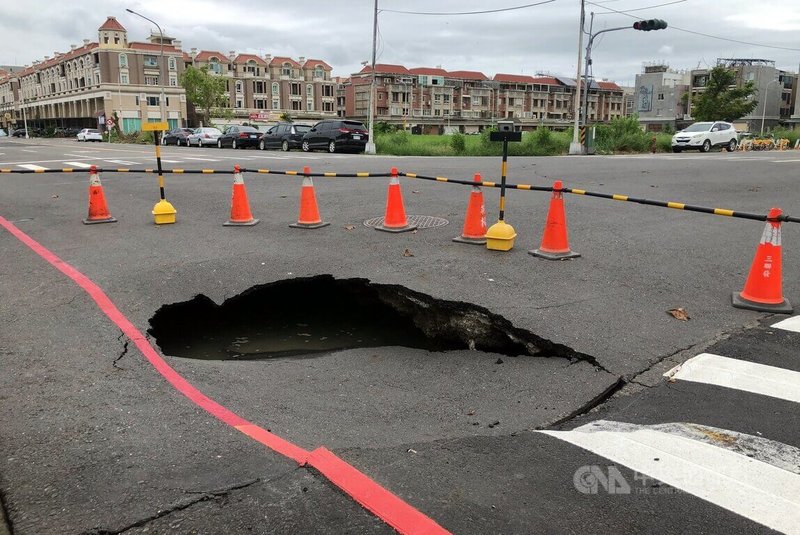 嘉義縣28日出現大豪雨等級雨勢,雨量集中在清晨,造成數個鄉鎮市都有淹水災情。此外,位於朴子市的嘉義區監理所前朴子七路出現一處坑洞,周邊已圍起警戒線。中央社記者黃國芳攝 114年7月29日
