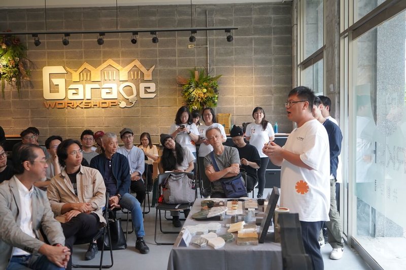 經濟部產業發展署委託台灣設計研究院執行的「T22設計振興地方產業計畫」,聯手究石都意俱樂部在地石材業者與石資中心共同發起「地震板見學團」企劃,邀集設計師及相關單位到花蓮參訪,究石都意俱樂部夥伴們對建學團解說石材應用與特色。(究石都意俱樂部提供)中央社記者張祈傳真 114年7月29日