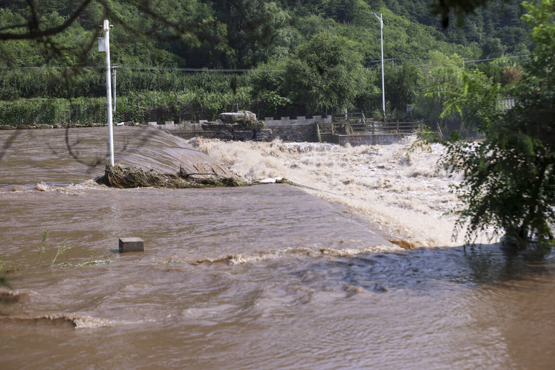 中國北方省市一週來經歷罕見暴雨侵襲,北京市懷柔區的湯河28日水位上漲、水勢湍急。(中新社)