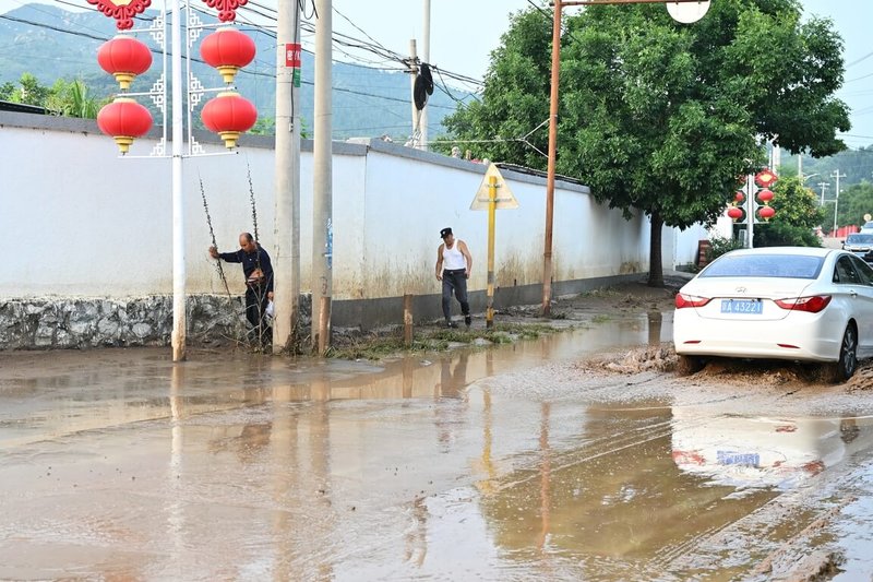 28日,北京平谷區因持續大雨致一段路面被損,該區已啟動防汛一級應急響應。中國國家發展改革委29日緊急安排中央預算內投資人民幣2億元(約新台幣8億元),支持北京市做好洪澇災害災後應急恢復。(中新社提供)中央社 114年7月29日