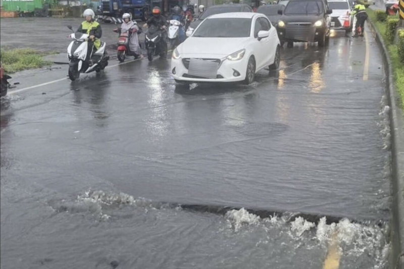 桃園市29日清晨降下大雨,富國路二段600號前道路因大雨沖刷不但積水,更造成路面柏油多處隆起破損。(桃園市警察局蘆竹分局提供)中央社記者吳睿騏桃園傳真 114年7月29日