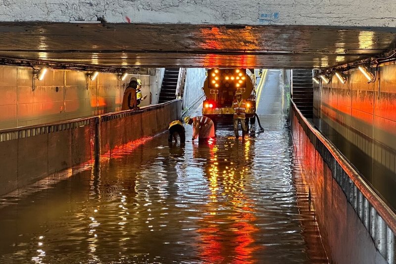 桃園市29日清晨降下大雨,桃園區民族地下道積水深及大腿處達68公分,警方封鎖地下道兩端,同時通知養護工程處人員到場,以抽水車及抽水機加速抽水。(桃園市警察局桃園分局提供)中央社記者吳睿騏桃園傳真 114年7月29日