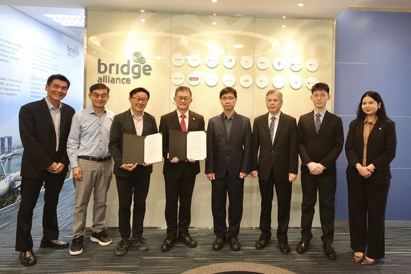 中華電信網路分公司副總經理黃國基(左4)與Bridge Alliance漫遊與產品資深副總裁Loo Boon Chee(左3)宣布雙方展開Open API合作。(中華電提供)中央社記者江明晏傳真 114年7月29日