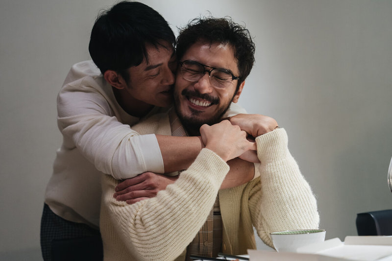 演員李至正(前)、吳慷仁(後)在台劇「親密之海」中詮釋同性戀人,李至正說,親密戲過程中2人近乎全裸、只穿護襠就上陣,他也很感謝吳慷仁拍戲時給了他很多指導和意見。(CATCHPLAY+提供)中央社記者洪素津傳真 114年7月29日