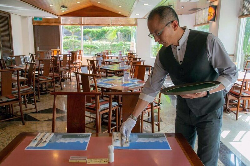 老爺團隊逐項拆解飯店工作流程,把重複性高、簡單易學的項目,像是擺放餐具、收盤子、倒水與桌面清潔,交給壯幫手接手。(老爺提供)中央社記者江明晏傳真 114年7月29日