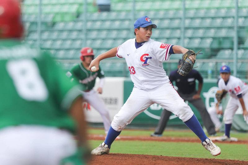 U12世界盃棒球賽台灣隊29日預賽最終戰迎戰墨西哥，台灣小將鍾定栩（白衣者）後援4.2局穩守，助台灣以6比5搶勝。（中華民國棒球協會提供）中央社記者謝靜雯傳真　114年7月29日