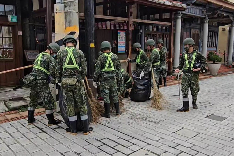 台南市部分地區在強降雨後出現積淹水情形,後壁區菁寮老街一帶災情嚴重,區公所29日協調國軍人力進駐協助清理善後。(讀者提供)中央社記者楊思瑞台南傳真 114年7月29日