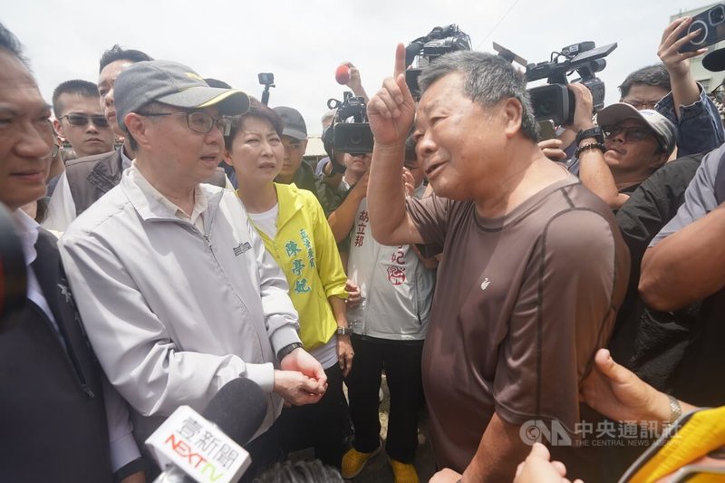 因低壓帶豪雨影響,嘉南地區多處傳淹水災情。行政院長卓榮泰(左)29日到台南後壁區侯伯里,關心民宅淹水情形及慰問遭災獨居長者。中央社記者董俊志攝 114年7月29日