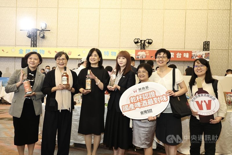 2025台灣美食展展前記者會29日在台北舉辦，現場也展示多項特色美食飲品，台灣觀光協會榮譽會長葉菊蘭（左2）與會長簡余晏（左4）等人一同參觀財政部現場展示的國產啤酒。（飲酒過量有礙健康；酒後勿開車；未成年請勿飲酒）中央社記者翁睿坤攝  114年7月29日