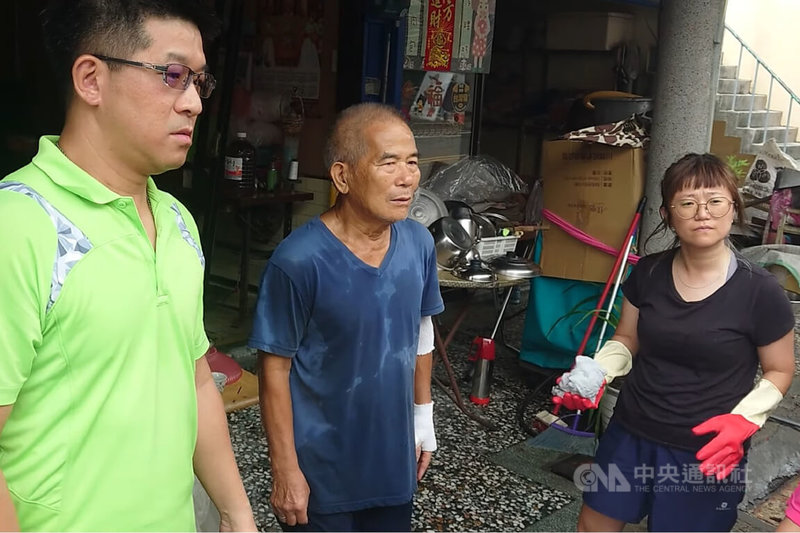 台南市後壁區菁寮老街在28日強降雨後積淹水嚴重,道路難以通行,還有不少民宅及商家進水,導致家具、營業設備或商品損壞,居民持續進行清理工作。中央社記者楊思瑞攝 114年7月29日