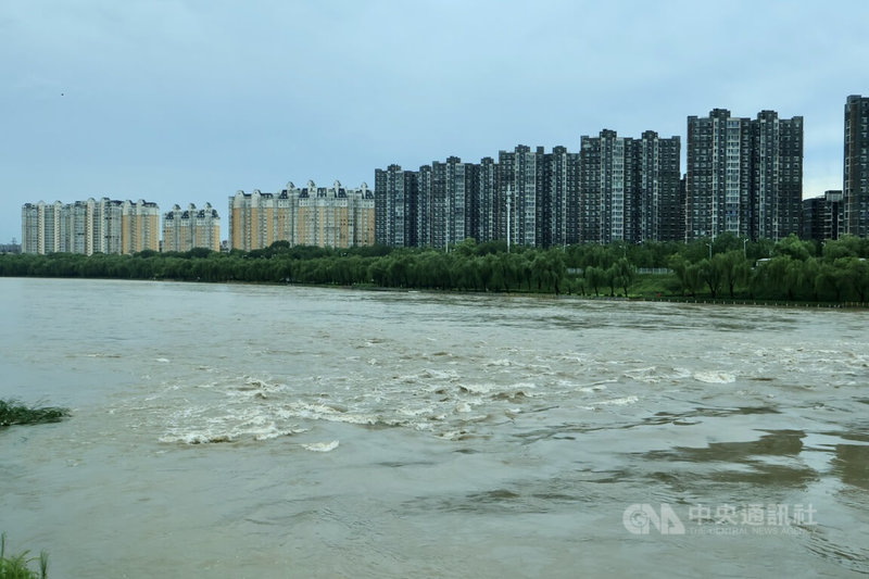 北京遇上連日暴雨,29日下午,密雲水庫持續洩洪,下游潮白河河川水位上漲。中央社記者謝怡璇北京攝 114年7月29日