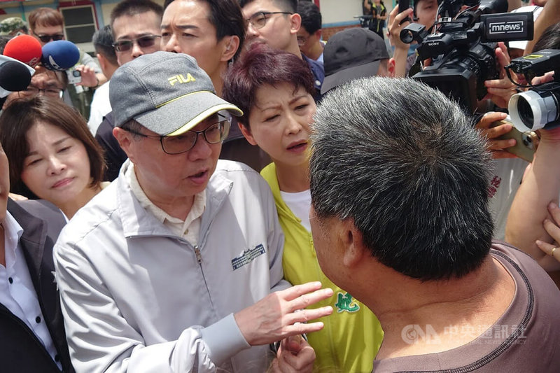 台南市後壁區77歲廖姓獨居長者(右背對者)所居平房在颱風丹娜絲侵襲後屋頂受損,近日大雨更是滲水嚴重,行政院長卓榮泰(左灰衣者)29日前往訪視關心。中央社記者楊思瑞攝 114年7月29日