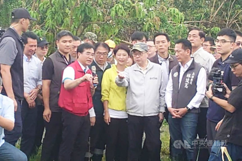 受強降雨影響,台南地區出現多處積淹水情形,行政院長卓榮泰(前右4)29日上午前往白河區甘宅橋關心排水整治情況。中央社記者楊思瑞攝 114年7月29日