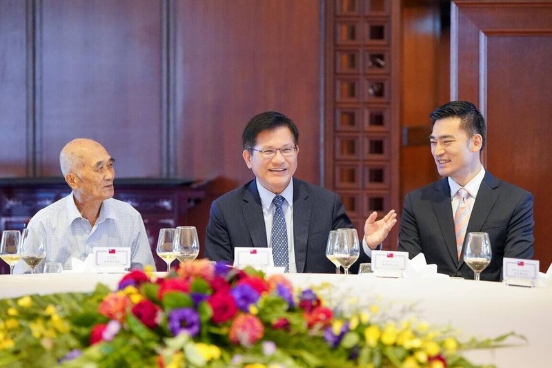 外交部長林佳龍（中）29日午宴「貝里斯智慧漁業商機考察團」，與考察團成員就增進台貝經貿、學術交流及開拓商機等議題交換意見。（外交部提供）中央社記者楊堯茹傳真　114年7月29日
