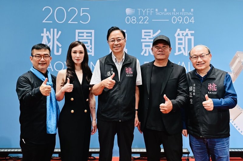2025第12屆桃園電影節8月底將正式登場,29日率先舉辦揭幕儀式,總策展人姚經玉(左起)、影展大使小薰、桃園市長張善政、設計師蕭青陽、桃園市文化基金會執行長邱正生出席。(桃園電影節提供)中央社記者王心妤傳真 114年7月29日