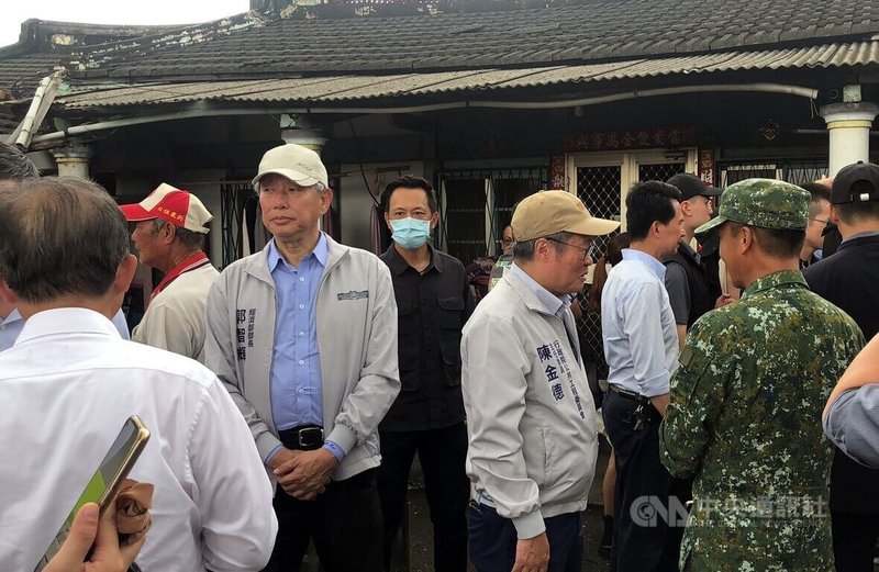 行政院長卓榮泰29日南下視察嘉義縣朴子市荷苞嶼佳禾橋排水整治,並到淹水災情嚴重的佳禾里東後寮聽取災民心聲,經濟部長郭智輝(中左)、行政院公共工程委員會主委陳金德(中右)皆陪同隨行。中央社記者黃國芳攝 114年7月29日