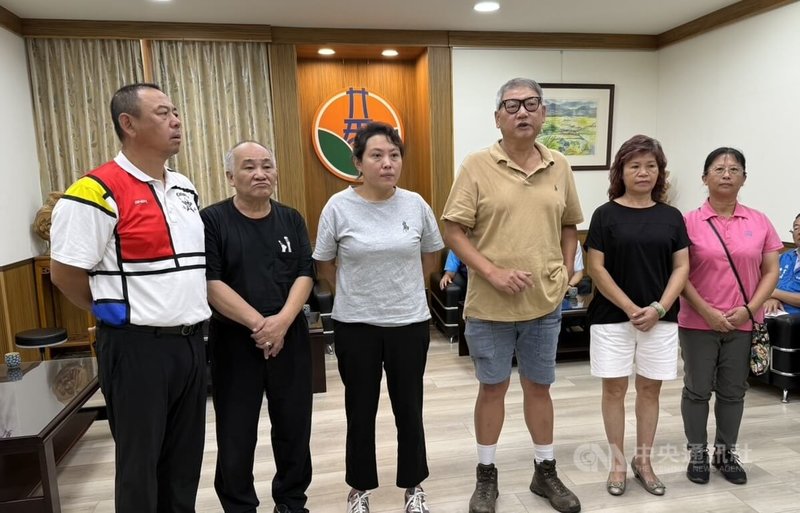 苗栗縣頭屋鄉人口跌破萬人以下，因應下屆鄉民代表席次可能減少，縣選委會討論通過的選區劃分案，引起部分地方人士質疑選區人口不均及缺少婦女保障名額，29日到縣府陳情。中央社記者管瑞平攝  114年7月29日