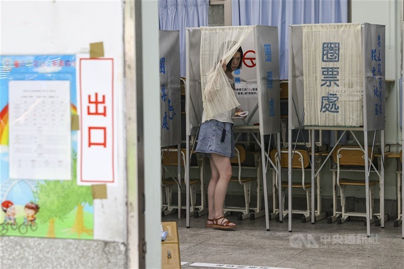 圖為民眾26日赴投開票所投票。（中央社檔案照片）