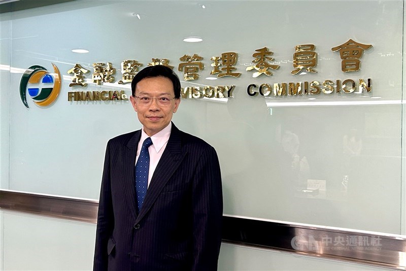 圖為金管會銀行局副局長王允中。(中央社檔案照片)