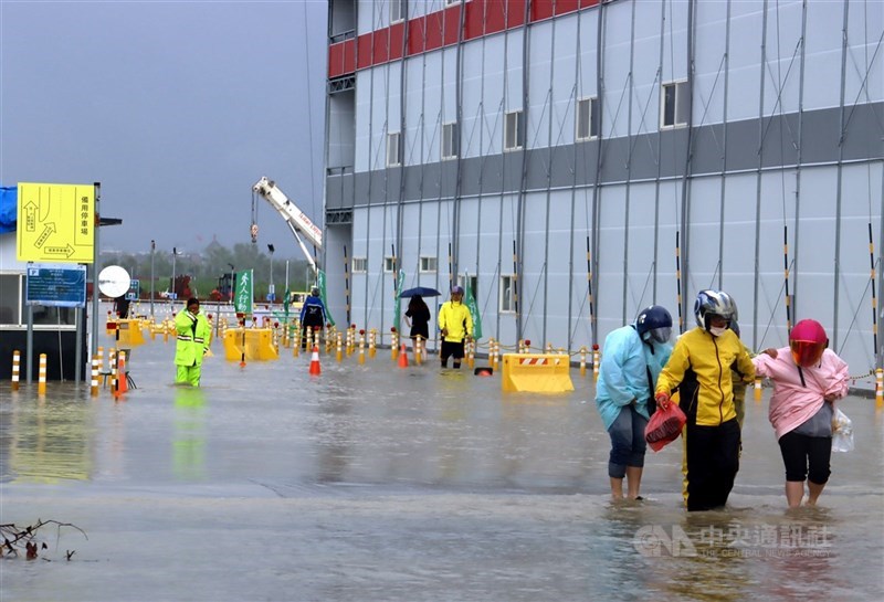 金管會29日表示，民眾住家如受淹水影響，且有投保住宅火災及地震基本保險或颱風洪水相關附加條款，可向保險公司申請理賠。（中央社檔案照片）