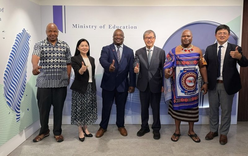 教育部長鄭英耀(右3)28日接待史瓦帝尼王國公共服務部長馬天諾(Mabulala Maseko,另譯:馬瑟寇)(右2)及教育暨訓練部長恩蘇馬羅(Owen Sabelo Nxumalo,另譯:蘇馬洛)(左3),盼透過此次雙邊會談,強化教育國際化與雙方人才交流。(教育部提供)中央社記者陳至中台北傳真 114年7月29日