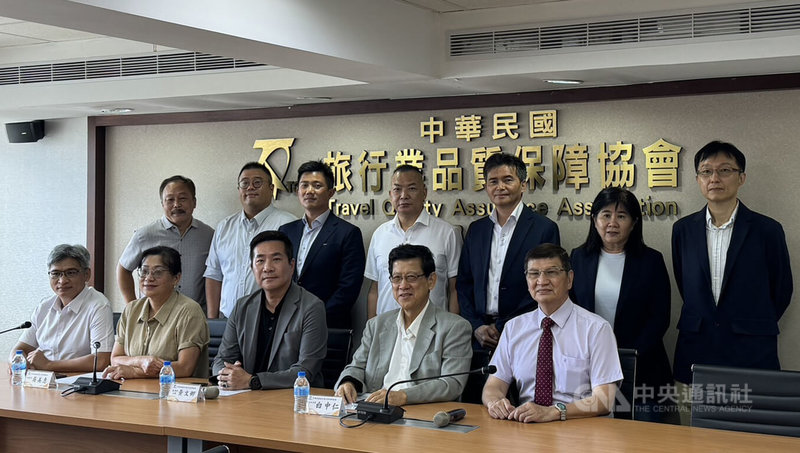 中華民國旅行業品質保障協會29日舉行民國114年10月到12月合理團費發布記者會,指出今年第4季台灣旅客熱門旅遊地日本,預估大部分地區團費與去年同期相比降幅約5%到10%,韓國則是持平。圖為各旅遊線路制價委員合影。中央社記者余曉涵攝 114年7月29日
