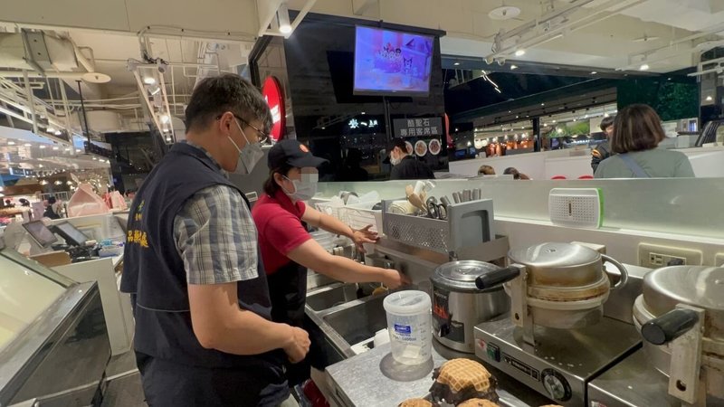 台中市西區某商場內知名冰品店酷聖石(ColdStone)門市誤將稀釋後的漂白水當作白開水提供給顧客,衛生局食安處29日獲報後立刻派員前往稽查,當場勒令店家停業並將業者移送檢調偵辦。(民眾提供)中央社記者趙麗妍傳真 114年7月29日
