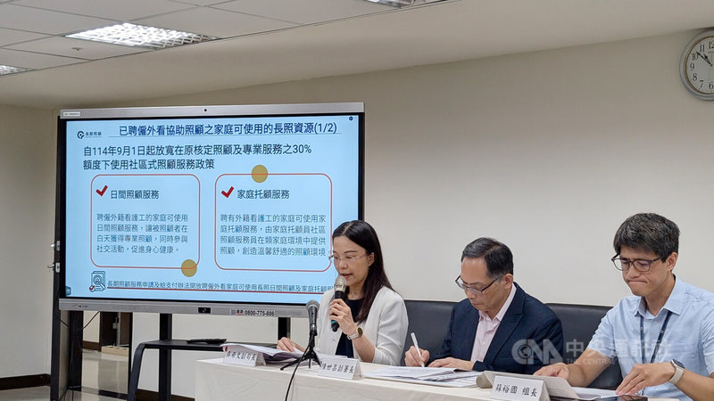 80歲以上免巴氏量表即可申請移工新制8月1日正式上路，衛生福利部長期照顧司副司長吳希文（左）29日說明，配套措施包含，聘僱外籍看護工空窗期，將引導民眾使用長照服務。中央社記者曾以寧攝　114年7月29日