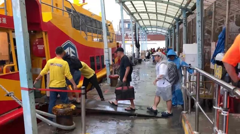 往返小琉球的交通船29日中午過後至30日停駛,不少遊客急改行程,提早搭船返程。(泰富航運提供)中央社記者李卉婷傳真 114年7月29日