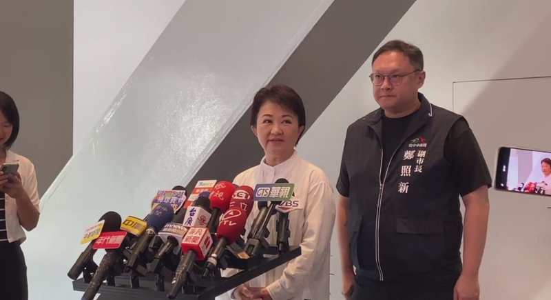 大罷免失敗,台中市長盧秀燕(中)29日接受媒體聯訪時表示,投票結果是市民智慧選擇,也是所有立委努力的結果。(台中市府提供)中央社記者蘇木春傳真 114年7月29日