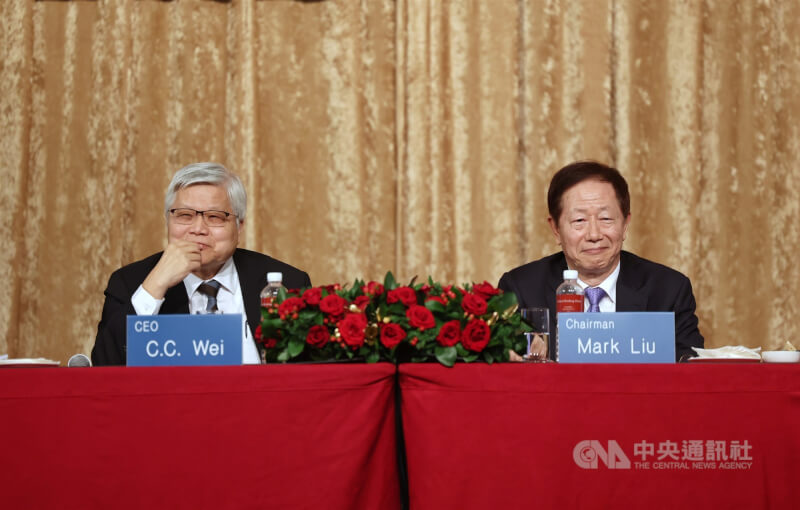 台積電董事長暨總裁魏哲家(左)及台積電前董事長劉德音(右)。(中央社檔案照片)