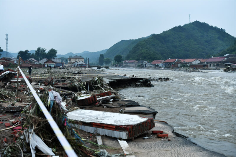 中國河北省灤平縣西溝村因強降雨導致山體滑坡，截至29日中午已導致8人死亡4人失聯。（中新社）