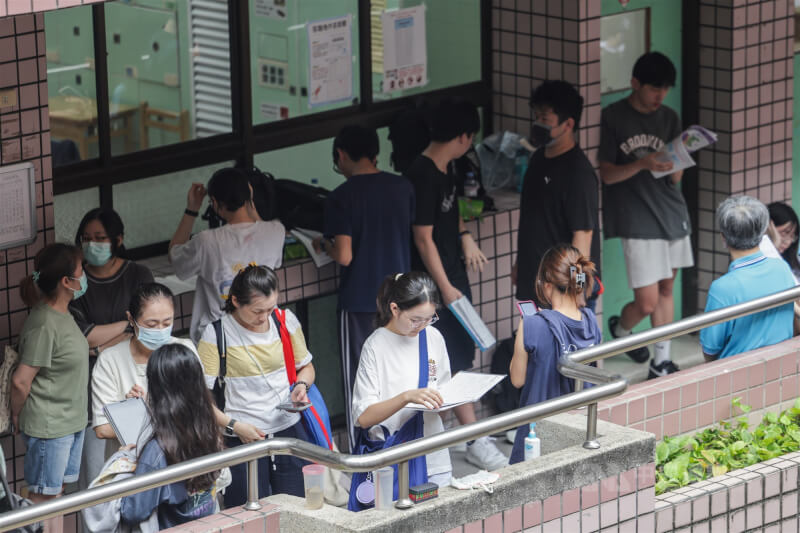 圖為114學年分科測驗台北市松山高中考場,考生在教室外複習,準備應試。(中央社檔案照片)