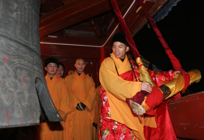 圖為2007年元旦洛陽白馬寺方丈釋印樂(右)敲鐘迎新年。(中新社)