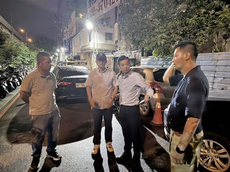 新莊箱屍命案，新北市新莊警分局29日表示，經相驗死者無外傷，研判年齡60歲以上，死亡時間應超過1星期；死者應為光頭，生前雙腳即有萎縮情形，研判可能是身障人士。圖為警方28日深夜在現場周邊討論案情。（翻攝畫面）中央社記者黃旭昇新北市傳真　114年7月29日