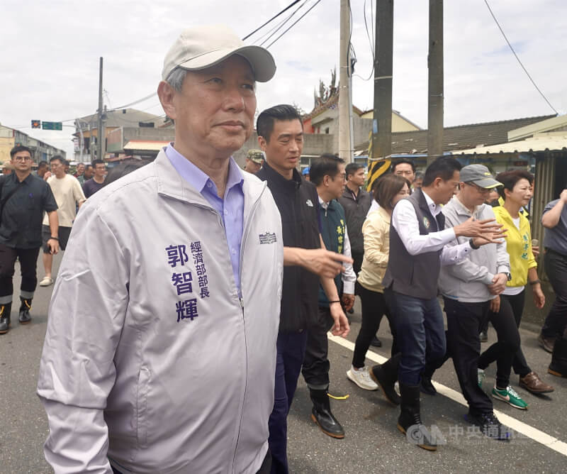 行政院長卓榮泰(右2)、經濟部長郭智輝(前左)29日上午前往台南市後壁區侯伯里勘災,關心淹水受災戶。中央社記者董俊志攝 114年7月29日
