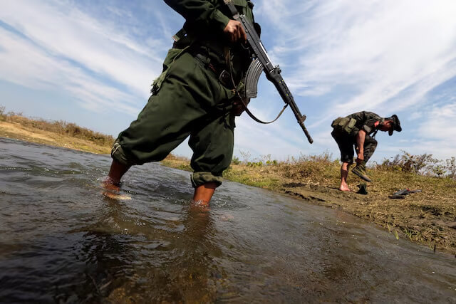 圖為少數族裔武裝團體「克欽獨立軍」。（路透社）