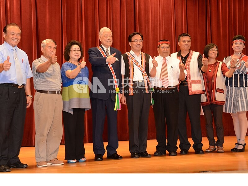 前總統李登輝(左4)參加原住民族正名20周年紀念,與當年的原運人士合影,紀念正名歷程。中央社記者黃旭昇攝 103年7月27日