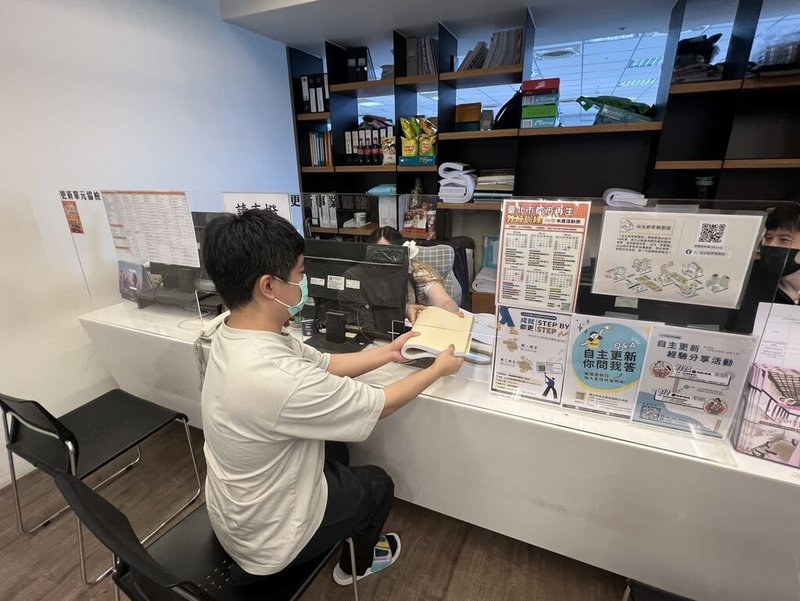 台北市政府為提高民間都更意願，考量過去紙本審議作業較為冗長，將導入AI數位審議，期盼可加速推動都更進程。圖為民眾申請都更。（台北市都市更新處提供）中央社記者劉建邦傳真　114年7月30日