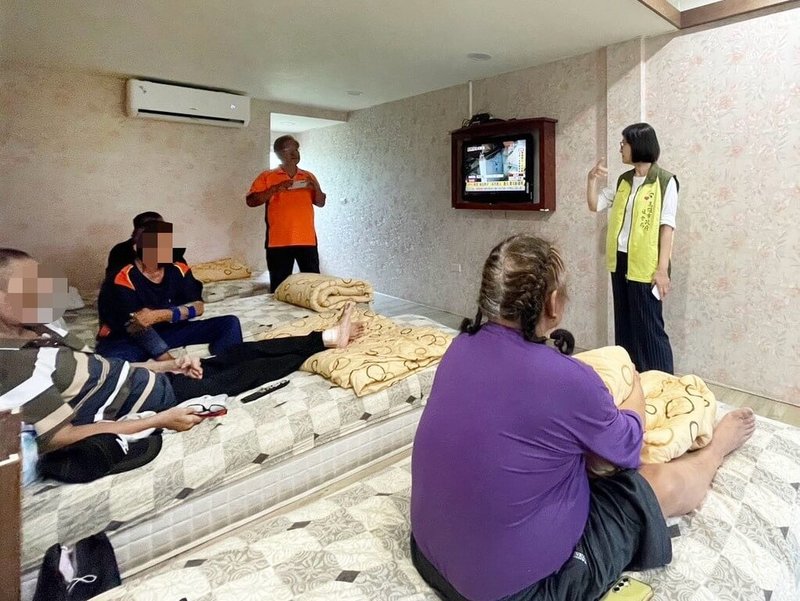 高雄市政府因應土石流及大規模崩塌紅黃色警戒,30日累積預防性撤離人數達2370人;社會局也啟動異地安置機制,安排47名民眾入住美濃區農場民宿,讓民眾暫避災情。(高雄市社會局提供)中央社記者張已亷傳真 114年7月30日
