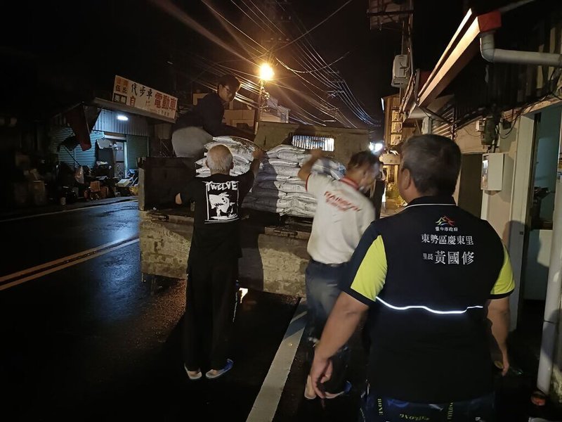 台中市東勢區29日晚間下起暴雨，圳溝水宣洩不及而溢堤，區公所立刻發放沙包，協助民眾防災。（東勢區公所提供）中央社記者趙麗妍傳真 114年7月30日