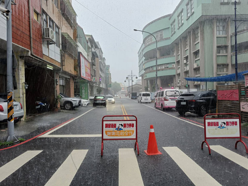 南投縣多鄉鎮30日強降雨,水利署針對南投市發布淹水1級警戒,玉井街一度因淹水阻礙車輛通行,民眾趕緊搬拒馬封閉道路。(民眾提供)中央社記者蕭博陽南投縣傳真 114年7月30日