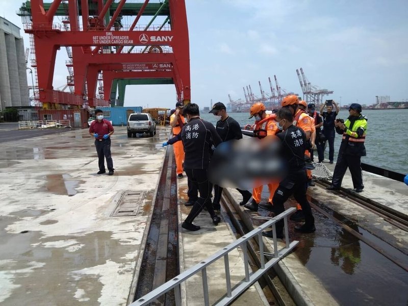 高雄港70號碼頭29日晚上有一部車輛落海,港務消防大隊高雄港隊及高雄港務警察總隊動員搜救,30日尋獲一名男子、明顯死亡,意外原因待釐清。(港務消防大隊高雄港隊提供)中央社記者張已亷傳真 114年7月30日