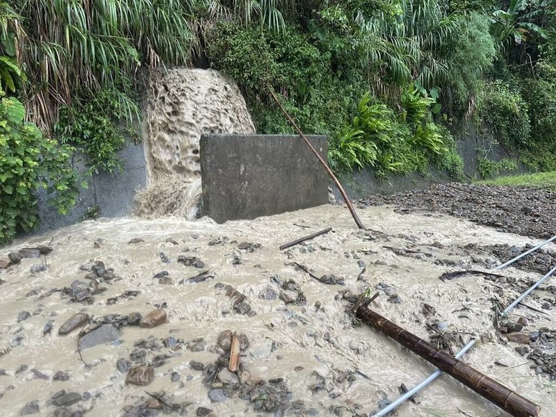 嘉義山區豪雨致災,阿里山林業鐵路及文化資產管理處30日指出,阿里山林鐵全線巡檢結果,十字路車站以上路段均正常;北門車站至十字路車站之間,目前尚有16處倒樹、土石崩落持續清理中。(阿里山林業鐵路及文化資產管理處提供)中央社記者姜宜菁傳真 114年7月30日
