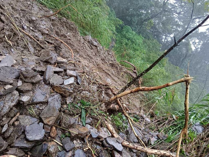 受西南氣流影響,屏東降下豪雨,北大武山步道部分出現坍方,檜谷山屋預計暫停開放至8月10日。(林業及自然保育署屏東分署提供)中央社記者黃郁菁傳真 114年7月30日